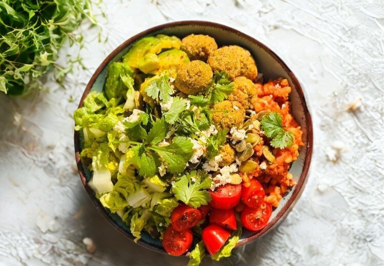 Buddha bowl z falafelem i sosem ajwar