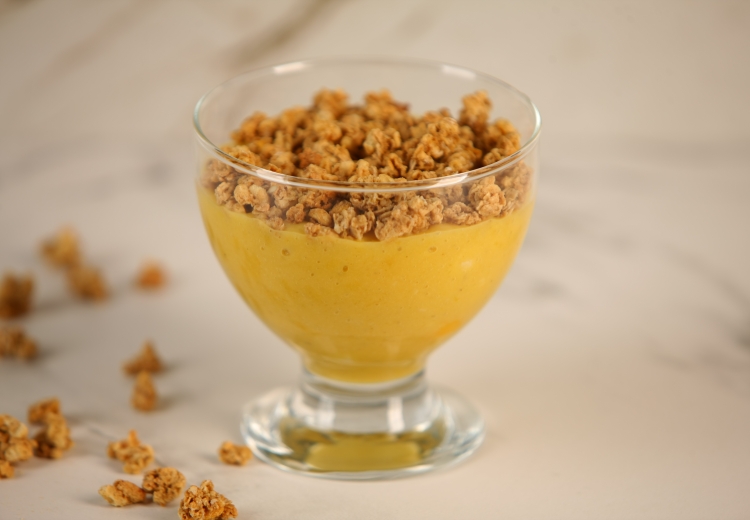 Śniadanie - Smoothie bowl z mango, bananem i granolą